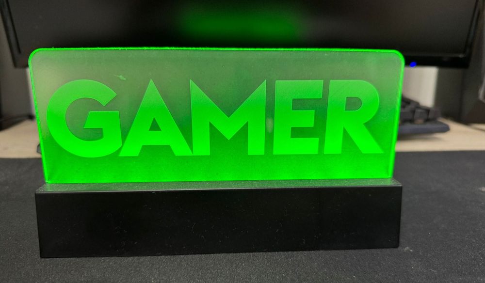 Lampă decorativă LED „GAMER” – iluminată, funcționează cu 3 baterii AA