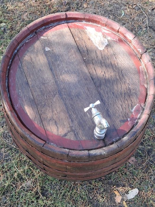 DE  VÂNZARE, butoaie și presă struguri,Toate la  preț negociabil.