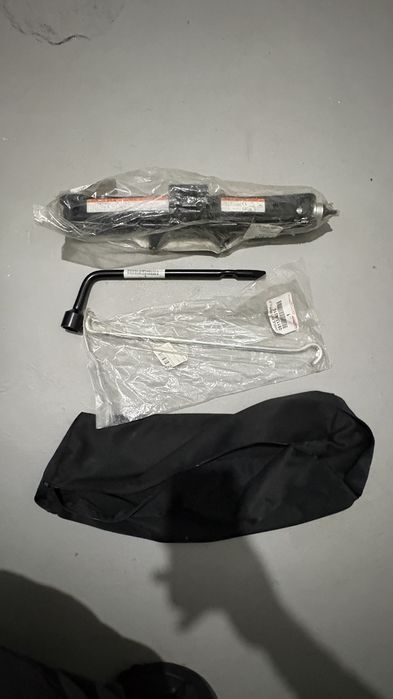 Vand roata rezerva slim Toyota Corolla R17 125/70 D17 + cric OEM completa