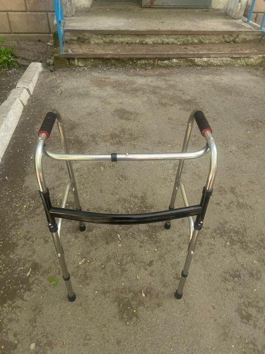 Инвалидная коляска и ходунки