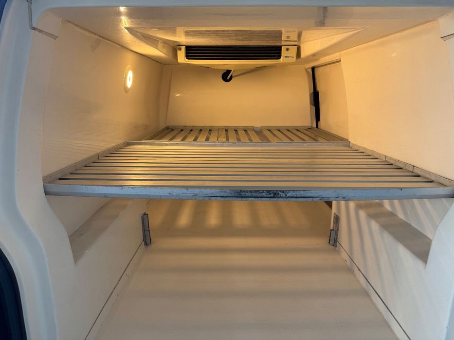Volkswagen Transporter FRIGORIFIC cu priza VW T6 FRIGORIFIC cu priza la 220 v si in stationare ! Clima