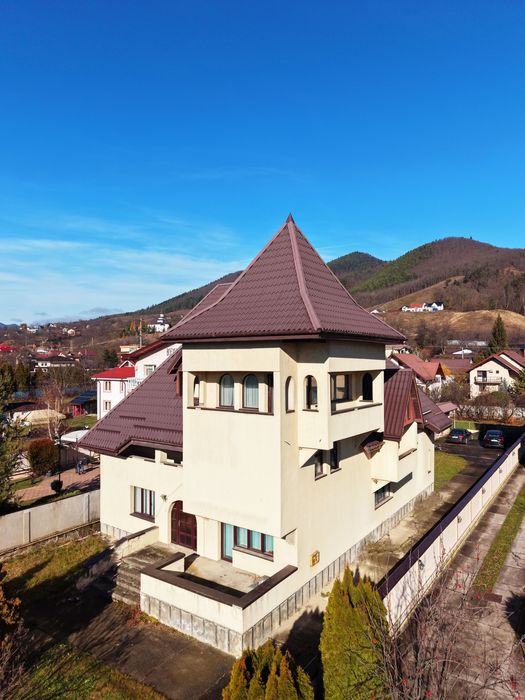 Inchiriez vila 604mp + anexa 94mp - ideal business –lângă Piatra Neamț
