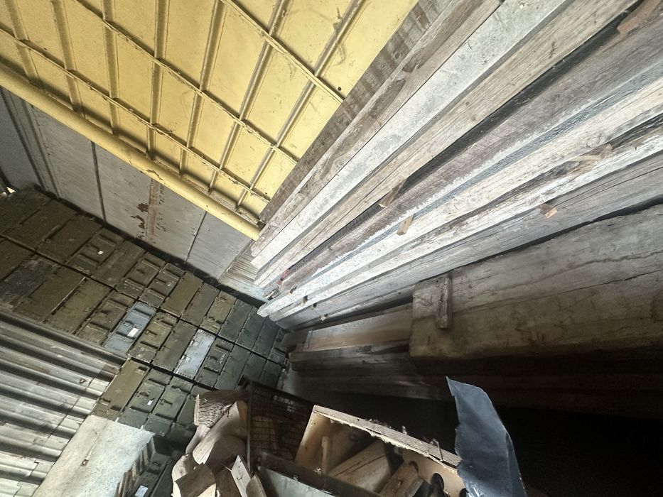 Дървени  талпи 4 метра дължина .Керемиди цена за брой 0.40 ст