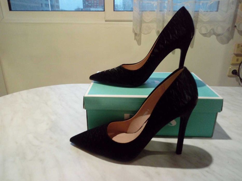Елегантни луксозни ОБУВКИ-черни, с висок и тънък ток, номер 39