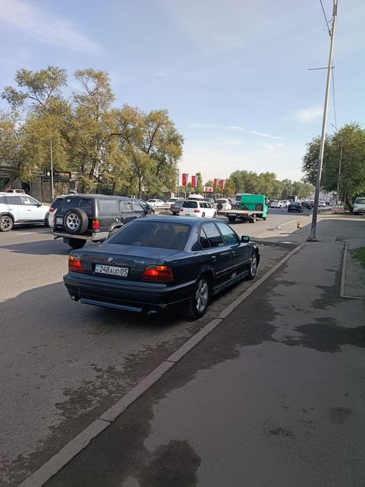 Продам BMW е38 механика на ходу