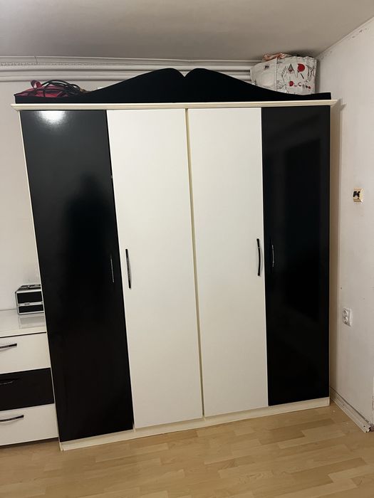 Dulap cu 4 usi si comoda cu 6 sertare
