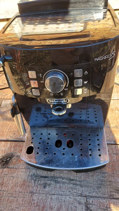 Кафе машина Delonghi Magnifica S Ecam 21.117.B Сервизирана saeco