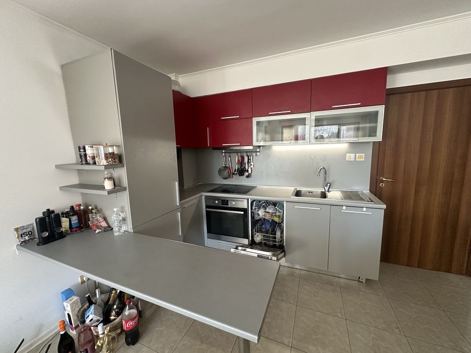 Кухня с електроуреди-вграден хладилник,миялна,фурна,готварски плот,шир