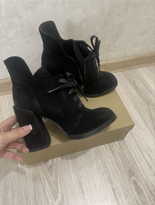 Черные сапоги на каблуке