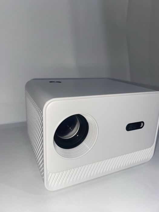 Проектор новый есть в наличии.