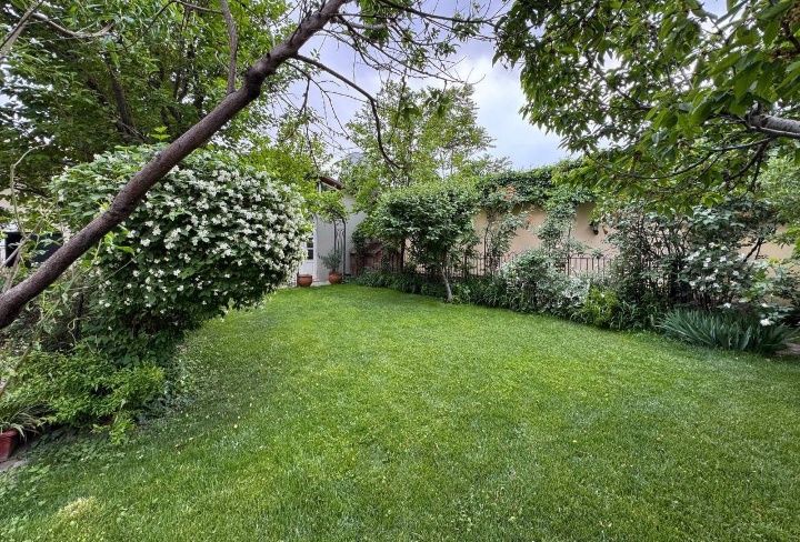 Дом сзади парка тельмана