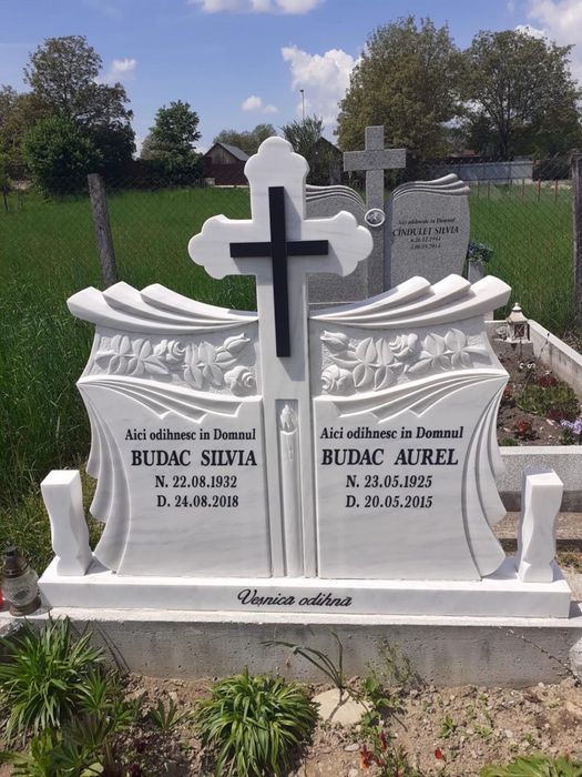 Morminte placate & cadre masive