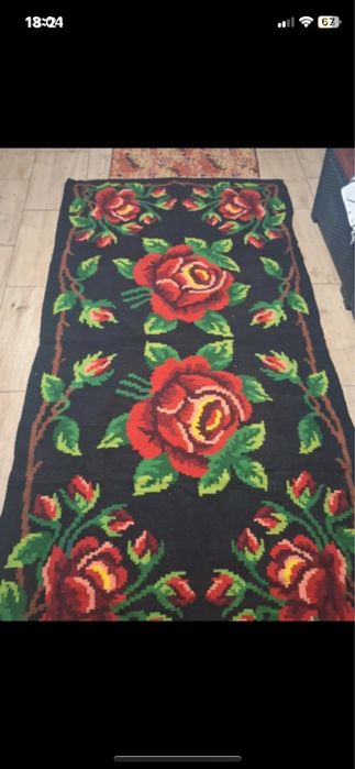 Covor vechi si ingrijit, cusut manual din lana