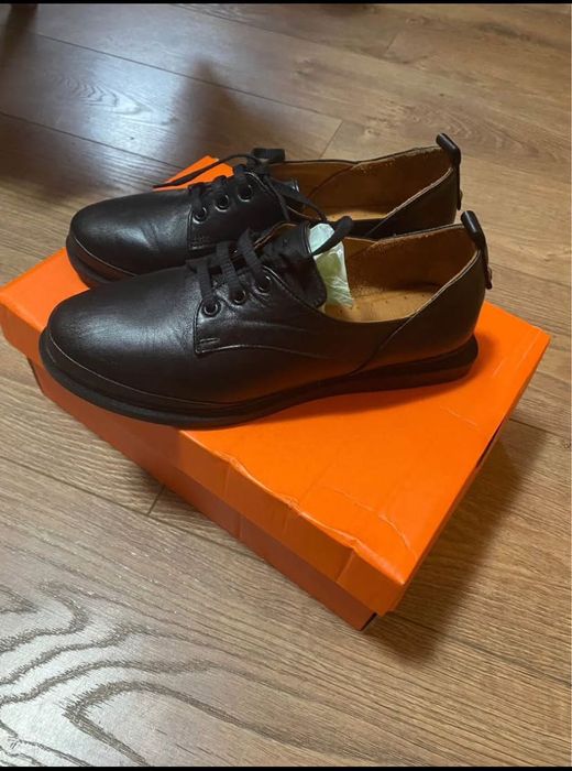 Чисто нови обувки от естествена кожа