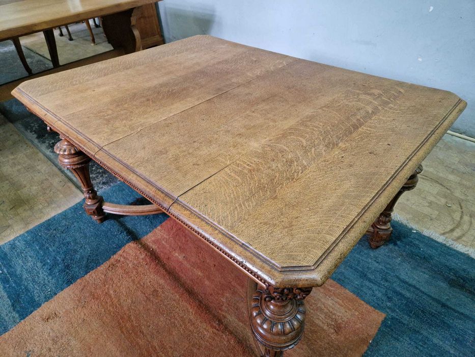 Антикварна резбована трапезна маса от късният викториански период