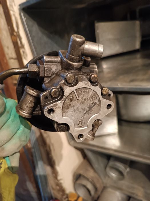 Гур насос от Мерседес w211 дизель