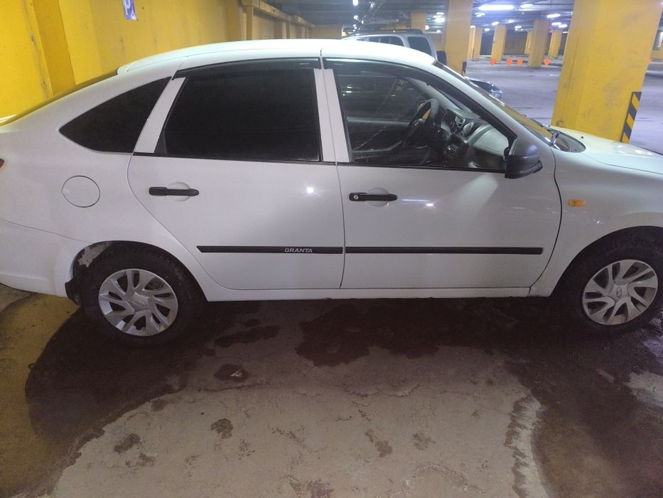 продам гранту лифтбэк 2015г.