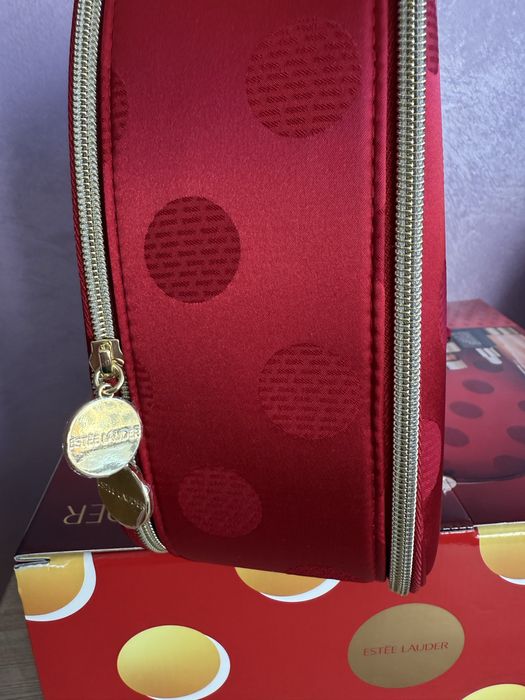 Estee Lauder -нов оригинален козметичен куфар/чанта