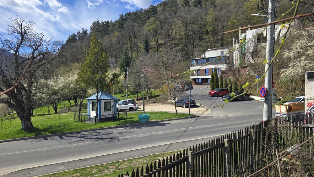 Vând casa singur in curte pozitie centrala / însorită