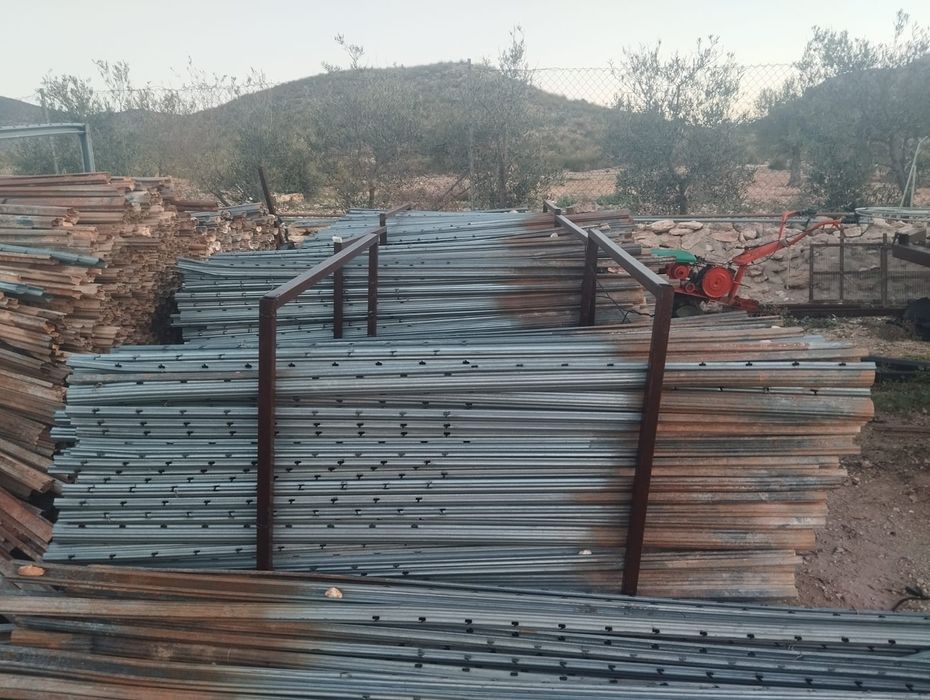 Stalpi/spalieri plasa gard ,vita vie, mure , zmeura ..ETC