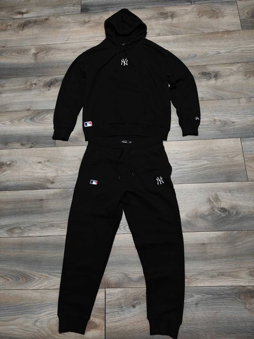 Pantalonii trening new era