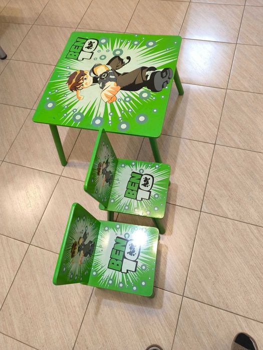 Детский столик с 2 стульями