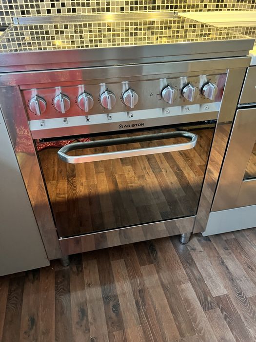 Газовая плита марки Ariston.