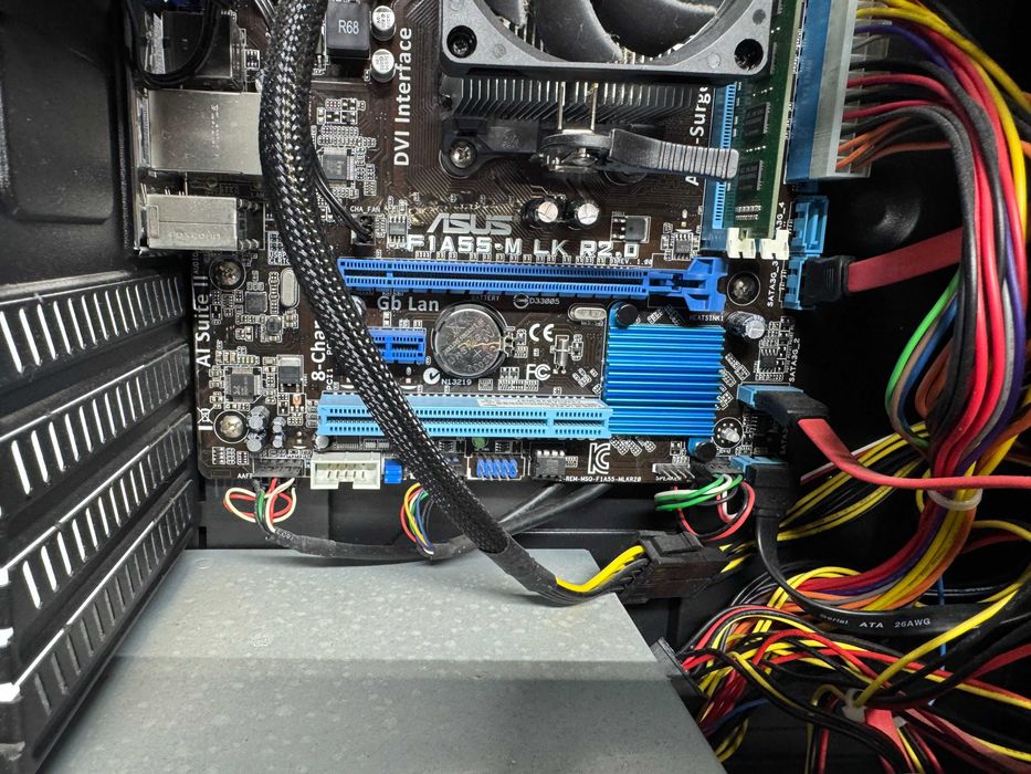 Компютър - CPU AMD A6-3650/GPU- AMD RADEON HD 6530 D/RAM 4GB/HDD 700GB