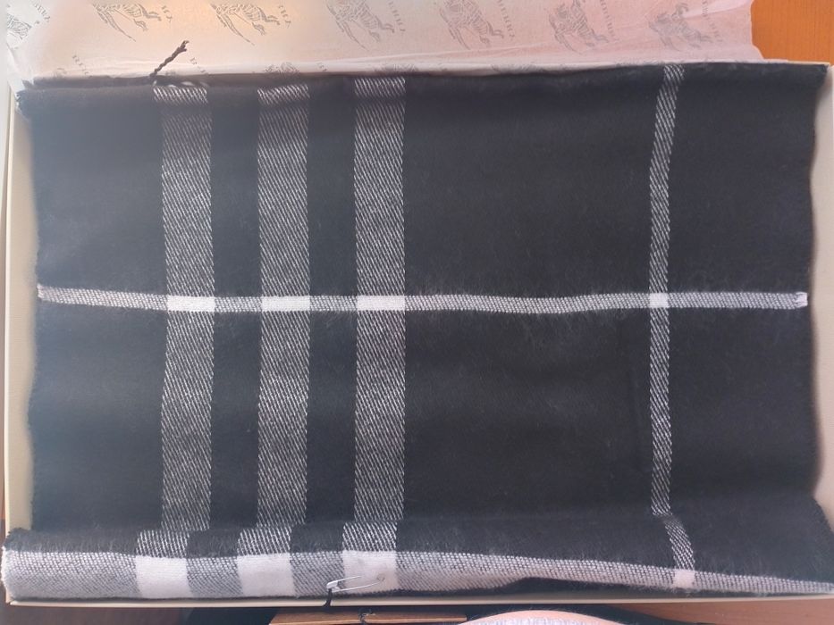 Eșarfă Burberry originala nouă
