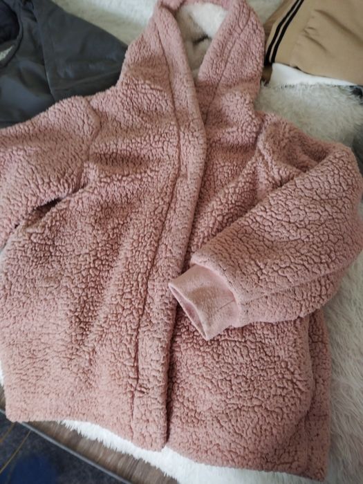 Продам куртки на девочку