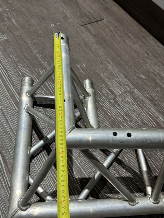 Триъгълна ферма за осветление