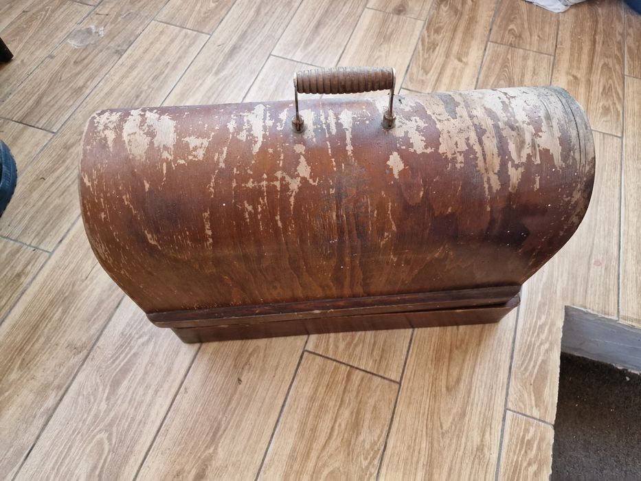 Старинная ручная швейная машинка.