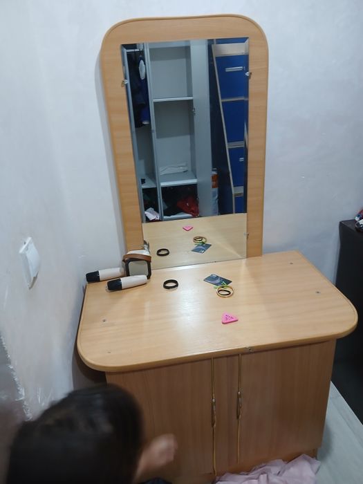 Камод с зеркалом 10000 тг.