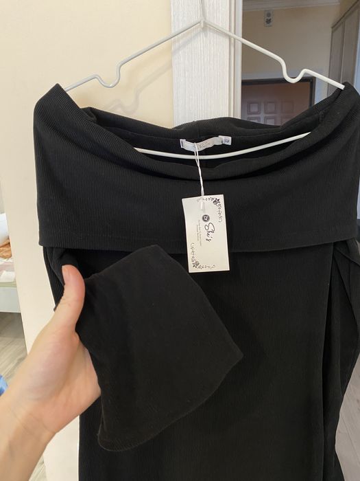 Платье с открытыми плечами