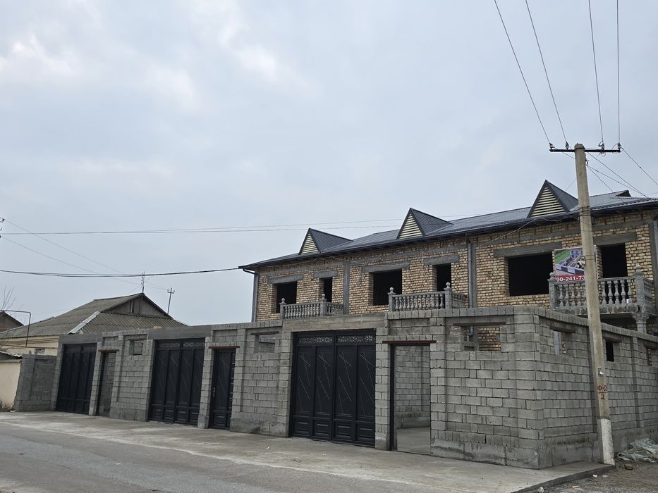 Gulistonning markazida 2 etajli uylar sotiladi.