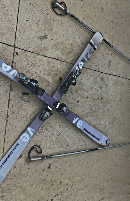 Vând schiuri cu bețe