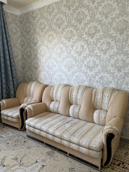 диван в комплекте три