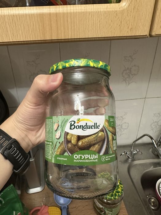 Пустые банки соленых огурцов