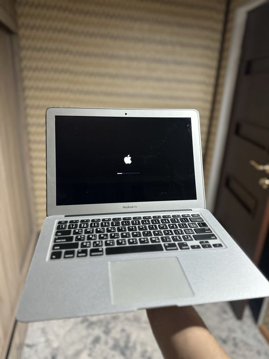 MacBook Air 13” (Early 2015) — почти новый, 23 цикла