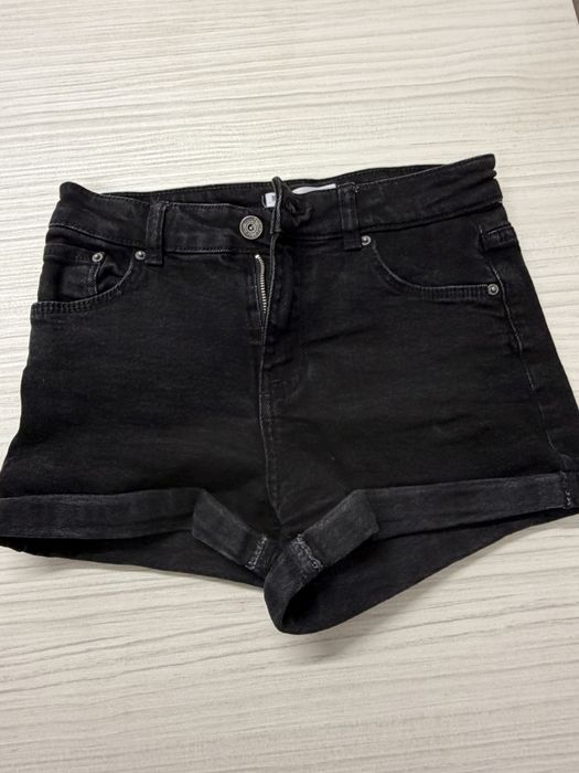 Pantaloni scurti Bershka marimea 36/S