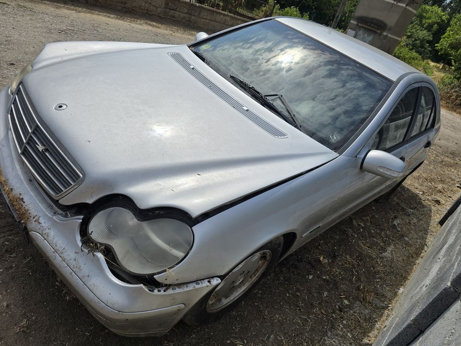 Продавам мерцедес ц220 автомат на части