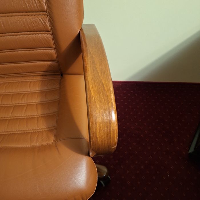 Mobilier birou clasic: masa, scaun si biblioteca