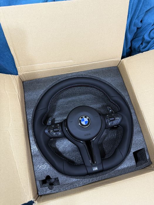 Volan BMW M tesit cu piele si padele
