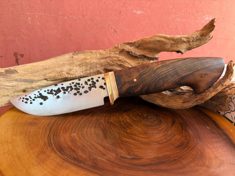 Ножът е изработен от френска стомана Т5 
Дръжката е от корен орех,кост