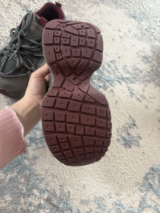 Кроссовеи спортивные