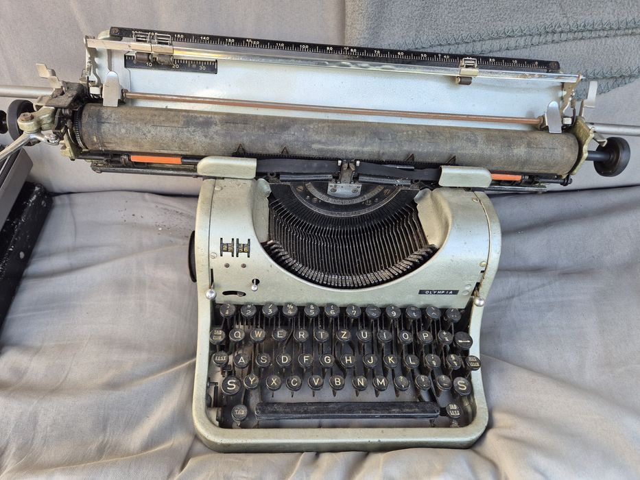 Vând Mașina de scris Olympia, cărucior mare
