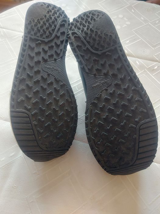 Дамски черни кожени обувки.