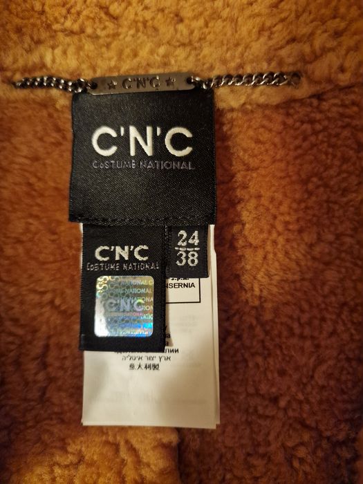 Cojoc C'N'C'. Mărimea 38, dar merge și la 36.