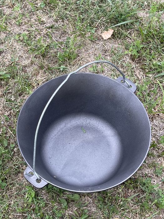 Ceaun din fonta cu trepied inclus , diverse mărimi