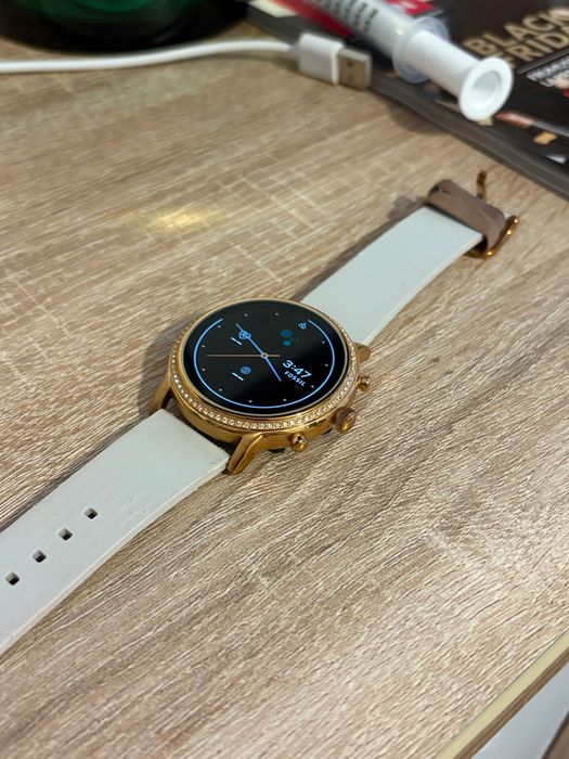 Smartwatch Fossil – Gold Rose, funcțional, stare bună